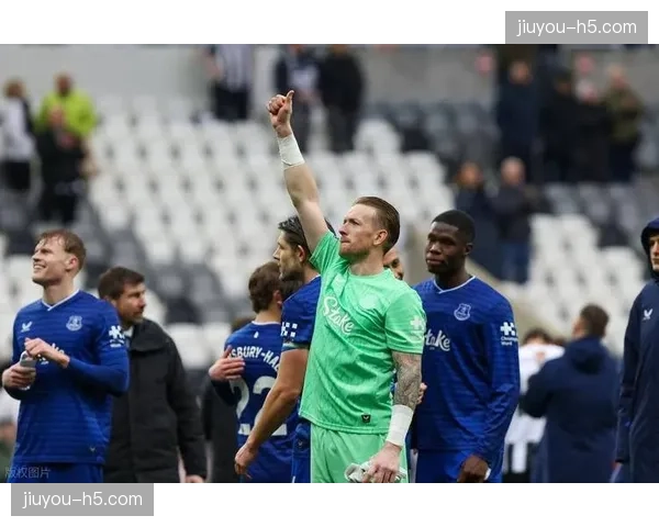 特写：伯恩利门将训练中多次扑救，备战对阵埃弗顿的关键保级战