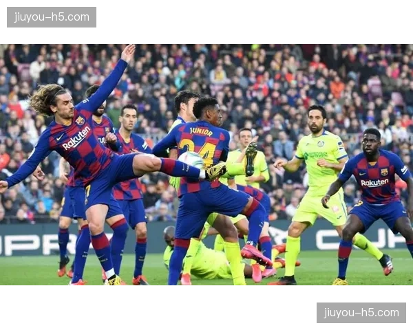 西甲即时：赫罗纳半场2-0领先，全队跑动距离超出对手平均值15%